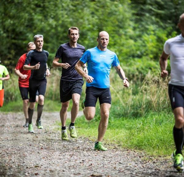 Seks løbere i skoven på en af Kystlandets vandre- og løberuter