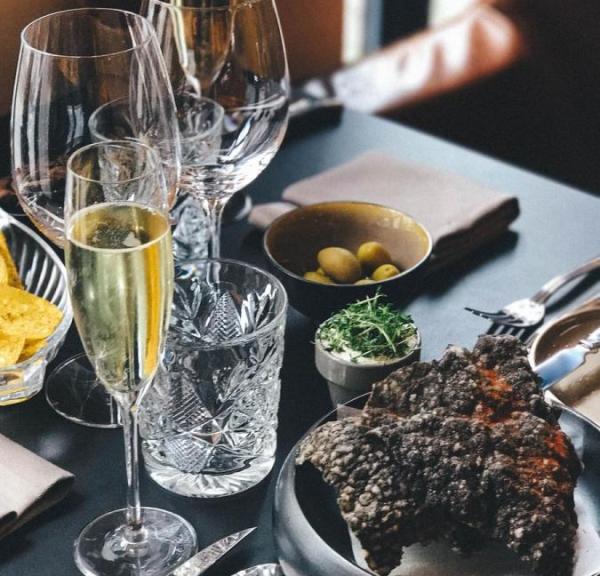Steak and wine served at Møhr Steakhouse by Latinerkvarteret in Horsens.