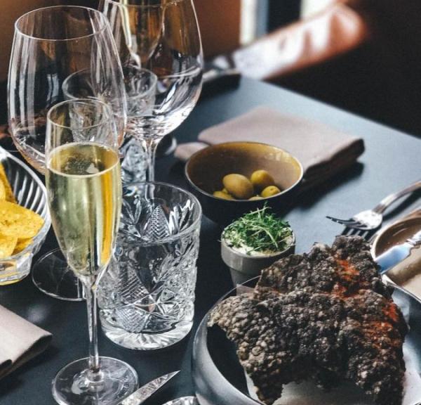 Steak and wine served at Møhr Steakhouse by Latinerkvarteret in Horsens.