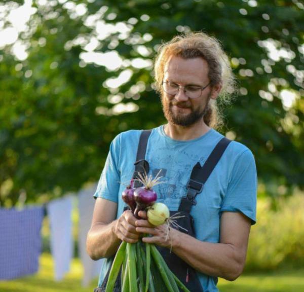 Søren from Brandbygegaard shows fine newly harvested onions in the garden near Alrø in Odder