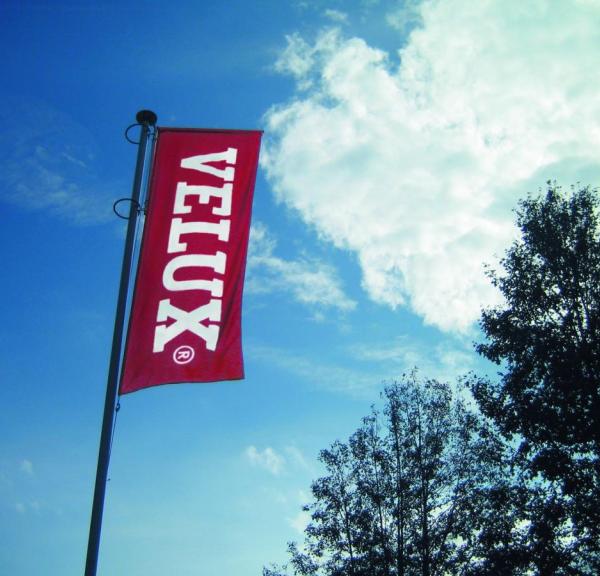 Velux flag på blå himmel ved Østbirk ved Horsens 