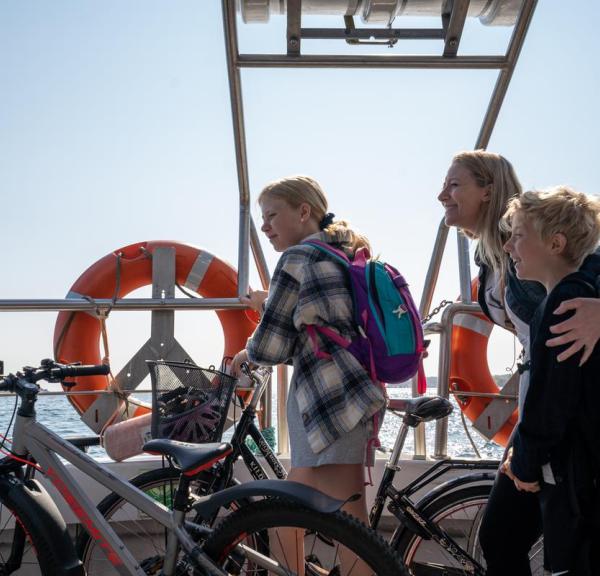 øhop i Horsens Fjord med cykelfærgen lille Hjarnø
