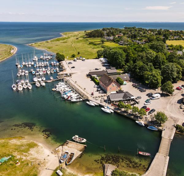 Havnen i Norsminde set fra oven