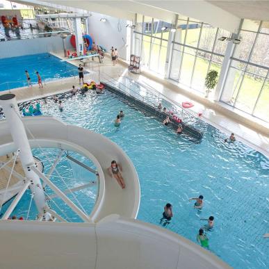 Children swimming in the various pools at Aqua Forum in Horsens - part of Destination Coastal Land