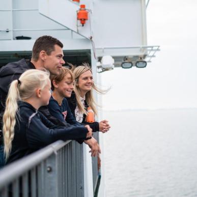 Mand, kvinde, pige og dreng på færge i Det østjyske Øhav