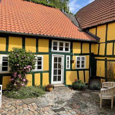 Gult bindingsværkshus i Horsens midtby huser Bødkergården B&B