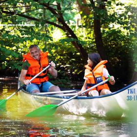 Father and daughter in a canoe on the Gudenå river in the Coastal Land