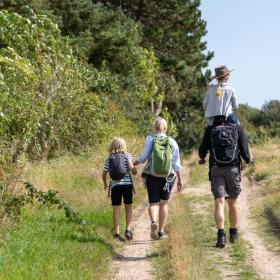 Family walking on The Tunø Treasure Hunt