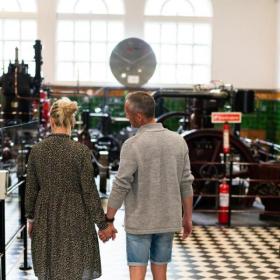 Par går og kigger i udstillingen på Danmarks Industrimuseum
