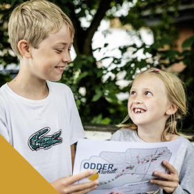 Two children looking at the treasure map for the Odder Rundt treasure hunt - one of four treasure hunts in Destination Coastal Land