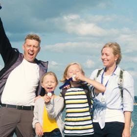 Family on the treasure hunt Tunø Rundt - one of four treasure hunts in Destination Coastal Land