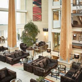 Lobbyområdet på Hotel Opus i Horsens - en del af Destination Kystlandet