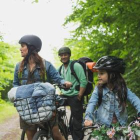 A mother, a father and a daughter stop on the Horsens-Silkeborg nature trail in the Coastal Land