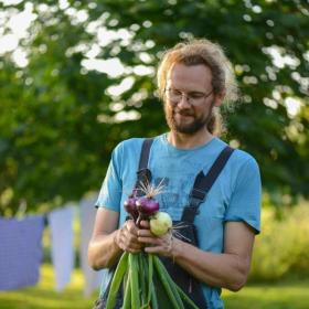 Søren from Brandbygegaard shows fine newly harvested onions in the garden near Alrø in Odder