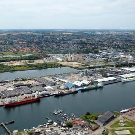 Dronefoto af Horsens havn og midtby