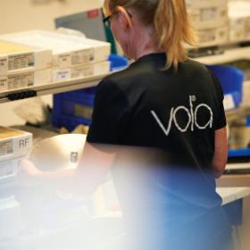 Medarbejder i produktionslinjen hos Vola i Horsens