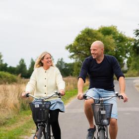 En mand og en kvinde cykler på Endelave i det Østjyske Øhav