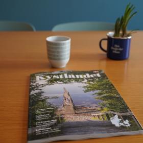 Kystlandets velkomstguide 2026 på et bord