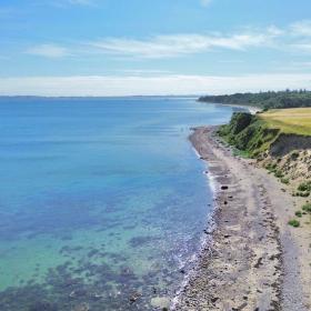Dronefoto af klint på Tunø