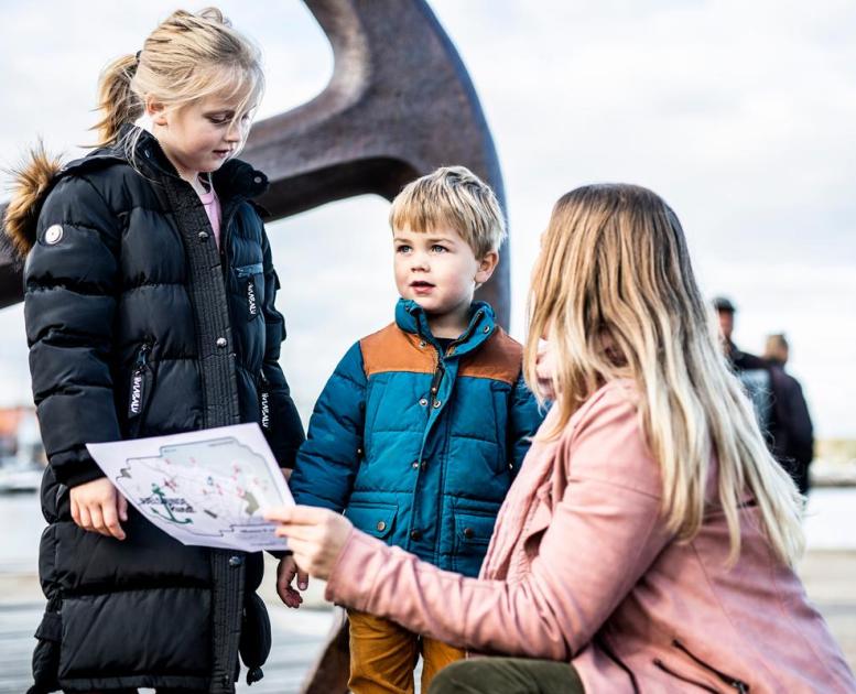 A mother and her two children on Juelsminde Treasure hunt