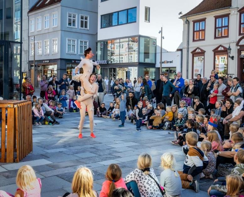 Teaterforestilling på Søndergade i Horsens under teaterfestivalen 2019