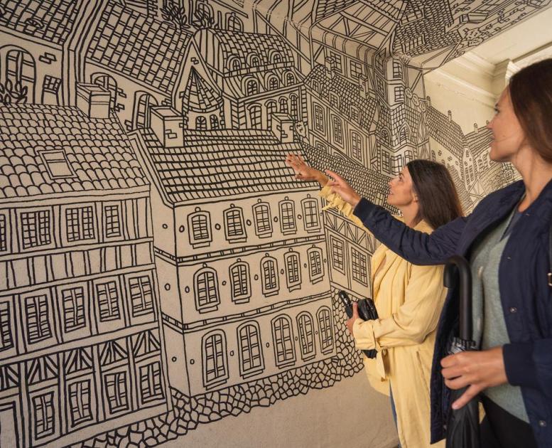 To kvinder kigger på streetart i passage ved Søndergade i Horsens 