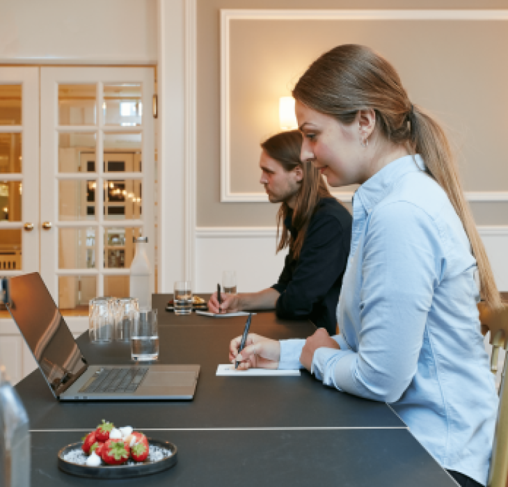 Two attendee sits at a table at a meeting in Hotel Jørgensen in Horsens